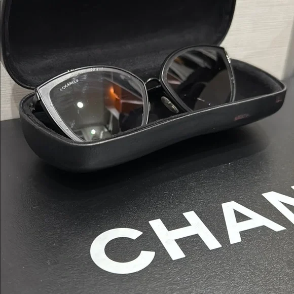 CHANEL Elegant Gray Cat Eye Sunglasses Chanel Black Cat Eye with Silver Tone Heart Detail Frame  main image 4